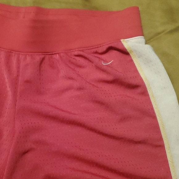 Nike shorts in size large - Picture 2 of 7